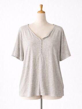 🌼 3/$15 Light Gray Henley Short Sleeve Top